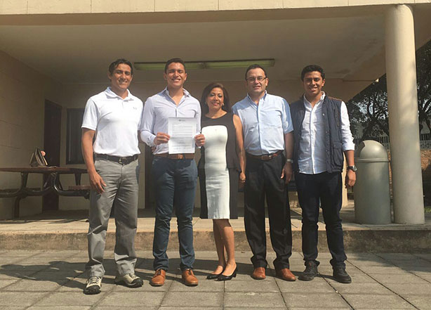 El HC Carlos Vega con padres de familia de nuevos jugadores