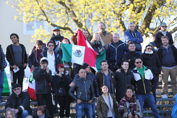 Aficionados mexicanos radicados en Suecia apoyando a su selección