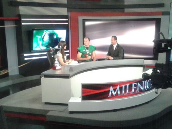 Mario Soto con los conductores de Milenio TV