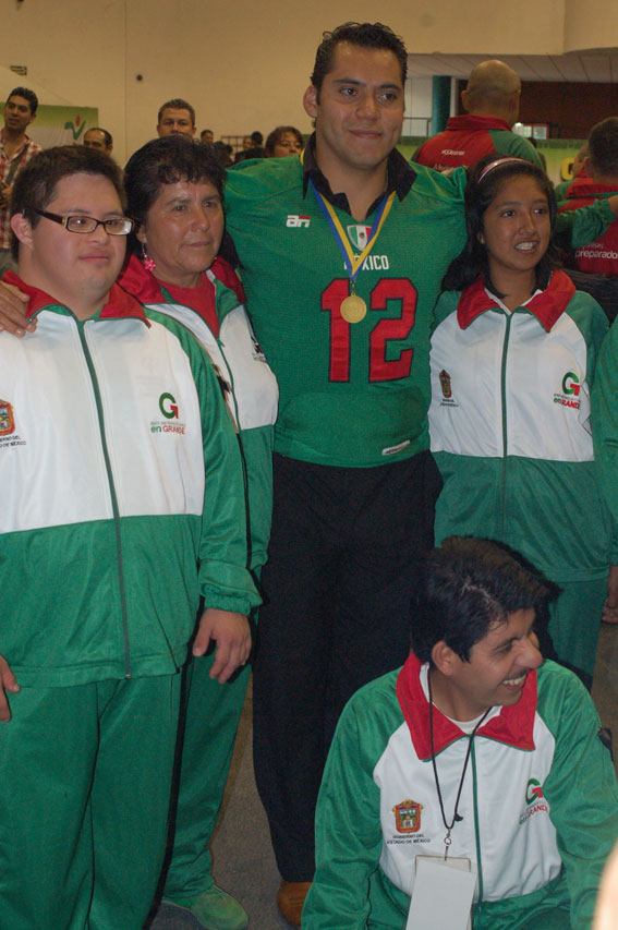 Alejandro García y deportistas de Tultitlán