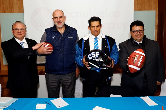Autoridades del Tec Santa Fe con el nuevo head coach