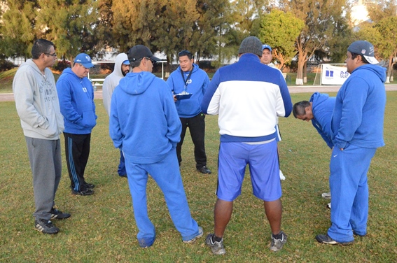 El staff de coacheo de Querétaro analiza la última práctica previo a su encuentro ante Puebla