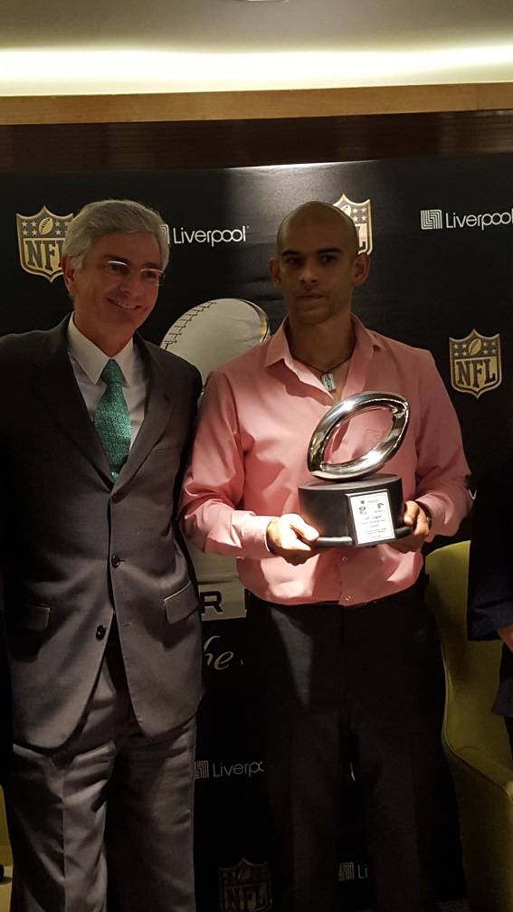 Arturo Olivé director de NFL entregó a Jorge Parra el reconocimiento al primer lugar