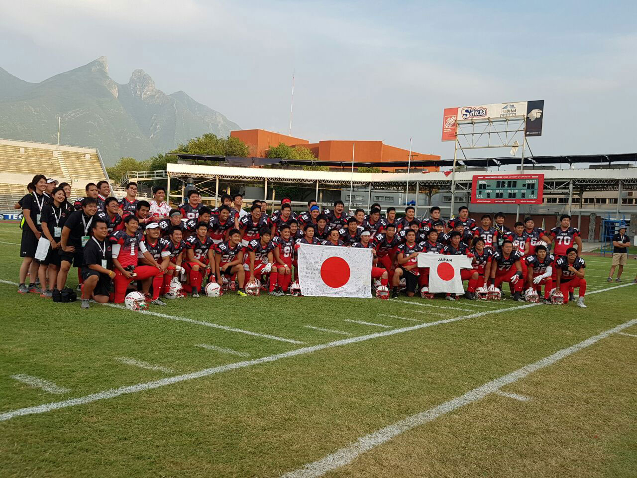 Los seleccionados japoneses al final del juego en el cerro de la Silla