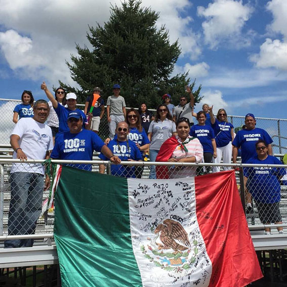 Aficionados mexicanos presentes en Bloomington, Illinois