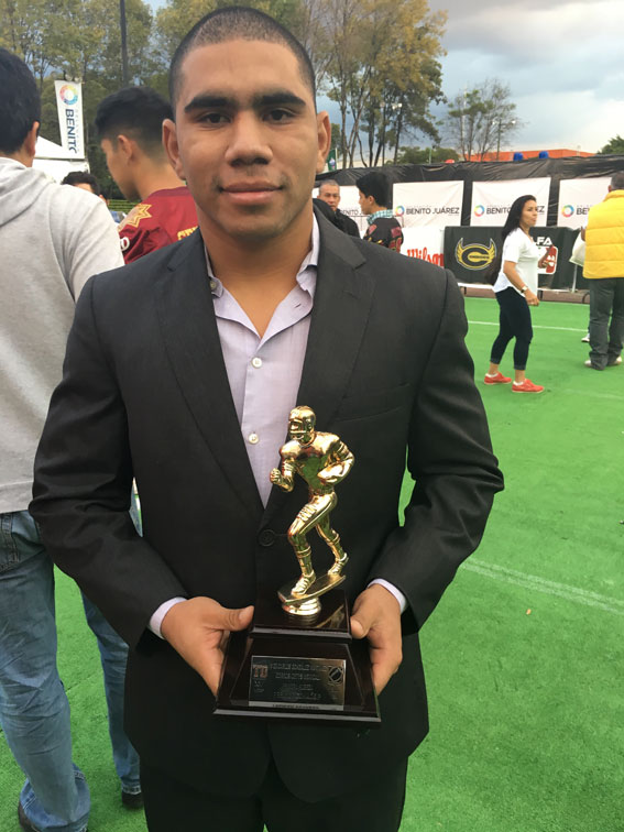 Carlos González #32 recibiendo el título de MVP