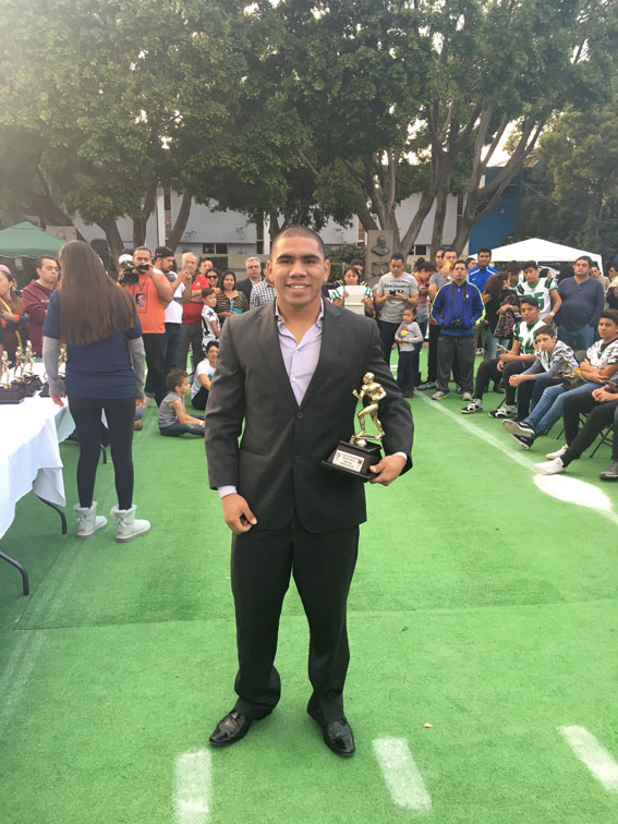 Carlos con su trofeo de MVP