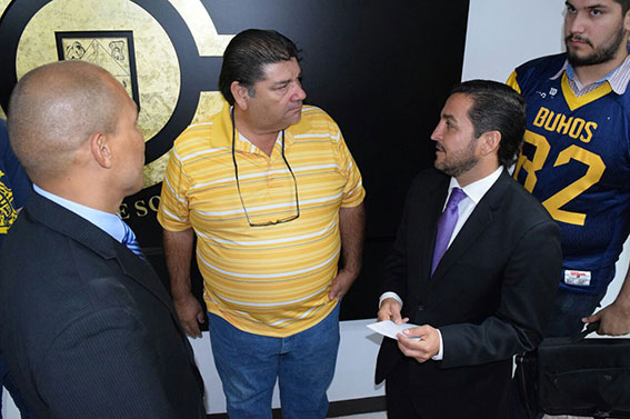 Los dputados David Palafox y José Luis Castillo con el coach Daniel García