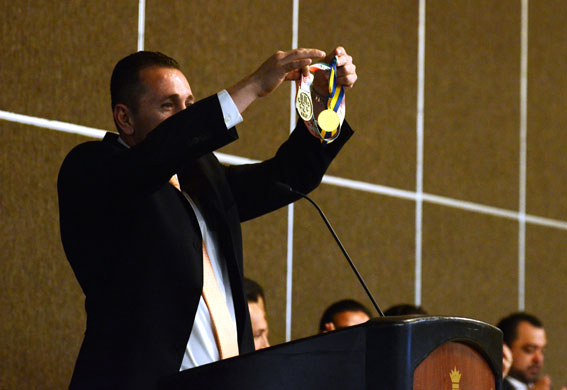 HC Horacio García mostrando sus dos medallas de campeón