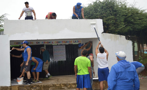 Jugadores de Borregos México se dedicaron a pintar la escuela a la que asistieron