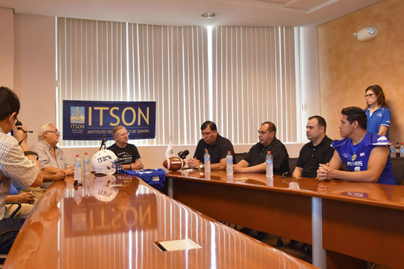 Autoridades del ITSON con el staff de coacheo