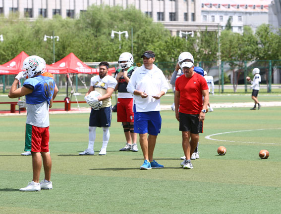 Coach Carlos Altamirano durante la práctica