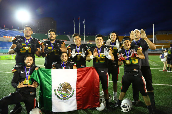 Los Aztecas de la UDLAP con sus medallas de campeones