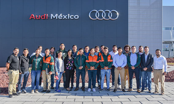 Los Aztecas de visita en la planta de Audi