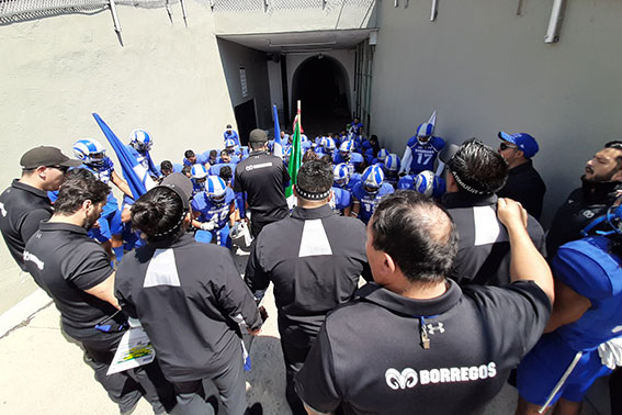 Los Borregos México a la salida del túnel de vestidores