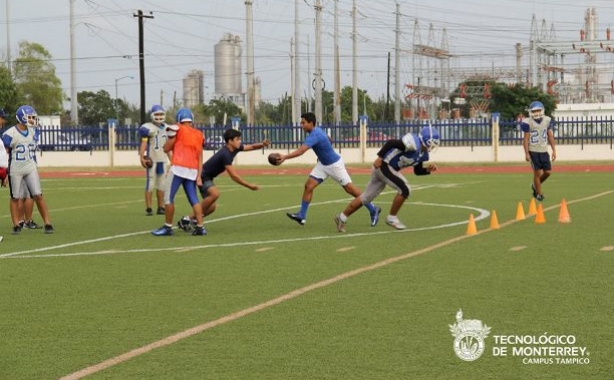 Borregos Tampico formando jugadores y estudiantes