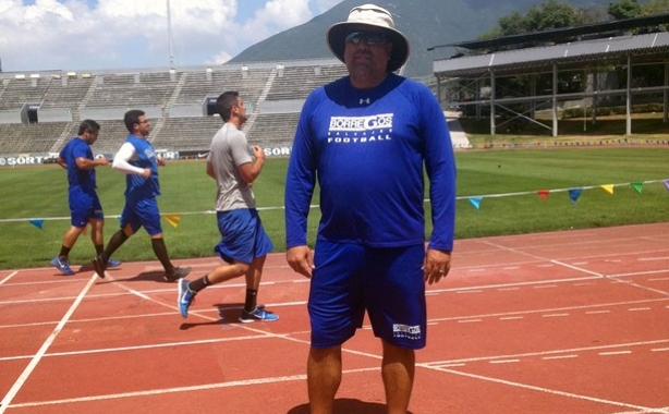 El Coach César Martínez sigue de cerca las pruebas de pista