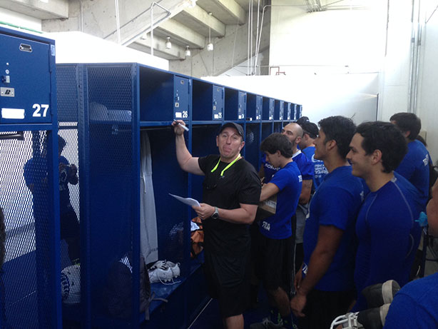 El coach Horacio garcía revisando con sus jugadores los nuevos lockers