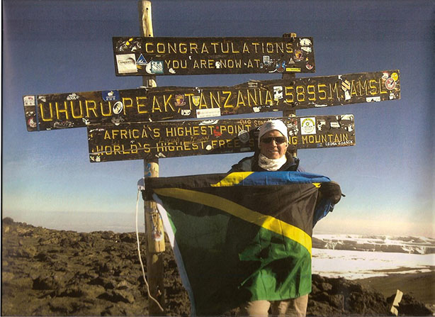 Patrick Steenberge en la cumbre del Kilimanjaro