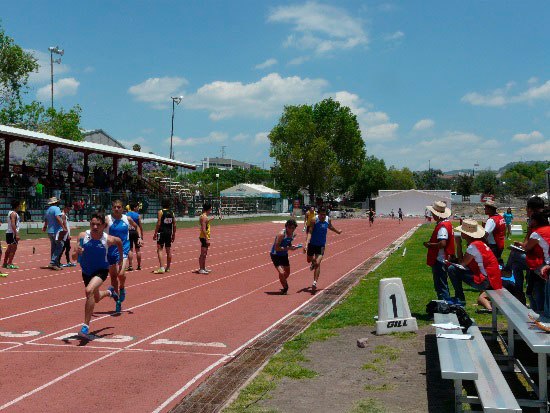 Los Atletas de Querétaro en la pista de relevos