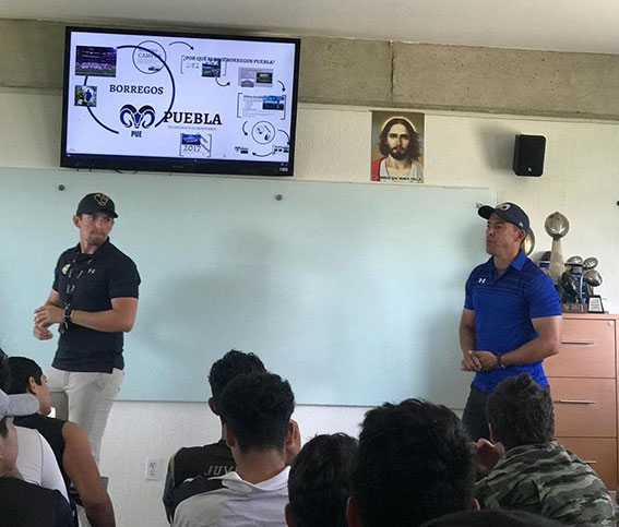 El coach Lira explicando el programa de FBA del Tec Puebla