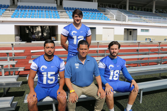 La unidad de los quarterbacks y el coach Carlos Cabral