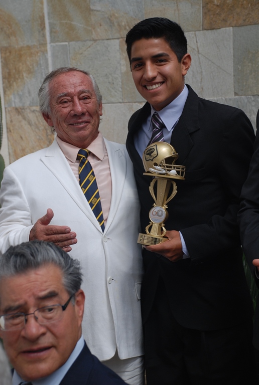 Gustavo Peralta Zúñiga ganador casco de oro
